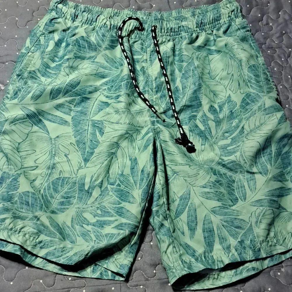 IZOD Saltwater swim trunks size small